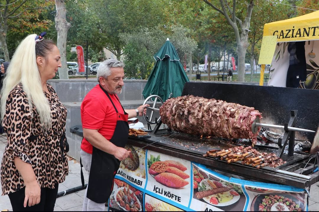 NİZİP ZEYTİN FESTİVALİ’NDE STANTLAR PROTOKOL TARAFINDAN GEZİLDİ