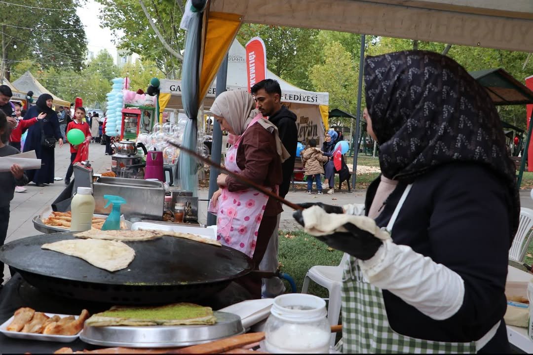NİZİP ZEYTİN FESTİVALİ’NDE STANTLAR PROTOKOL TARAFINDAN GEZİLDİ