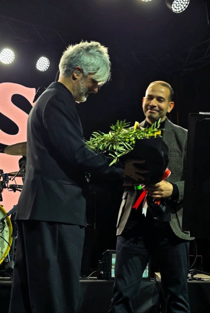 NİZİP ZEYTİN FESTİVALİ’NDE MANUŞ BABA RÜZGÂRI ESTİ! KONSER ALANINDA COŞKU DORUĞA ULAŞTI