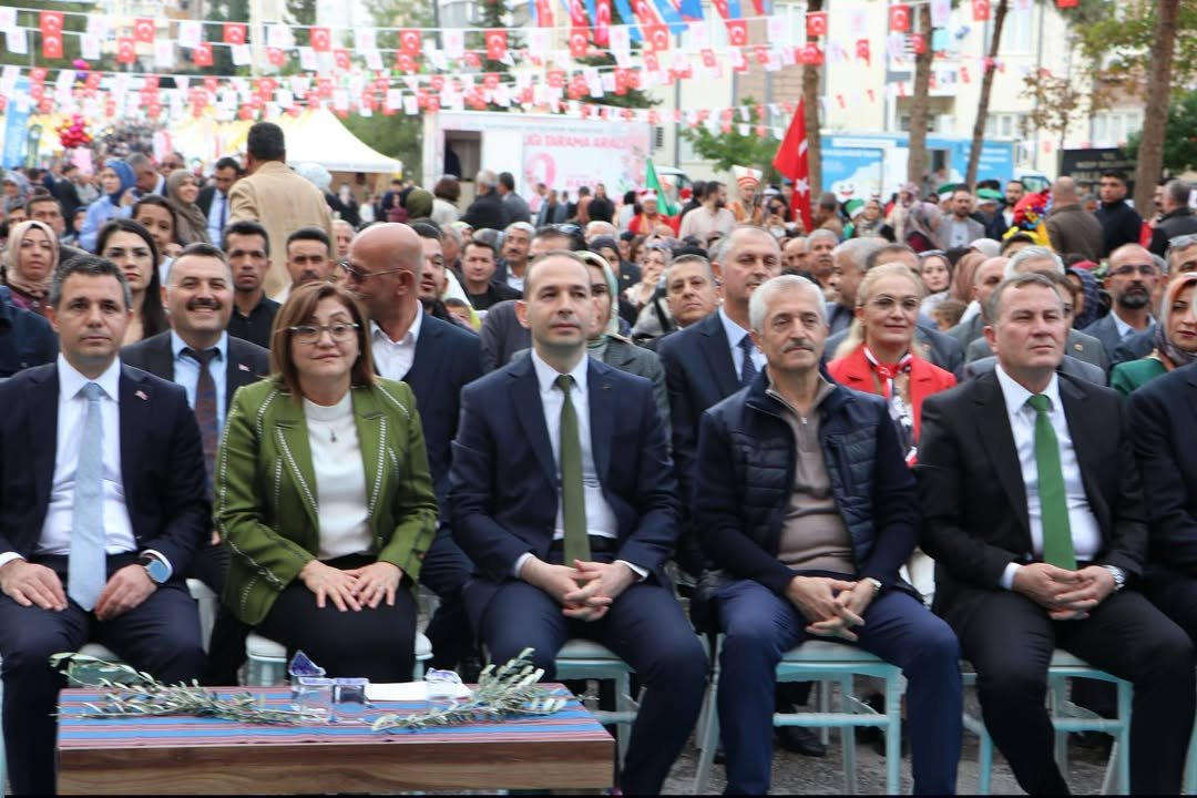 NİZİP ZEYTİN FESTİVALİ COŞKULU TÖRENLE AÇILDI: PROTOKOLDEN YOĞUN KATILIM!
