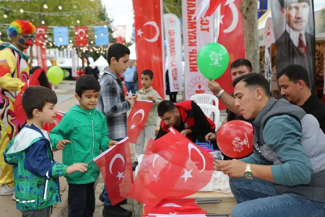 NİZİP’TE CUMHURİYETİMİZİN 103. YIL DÖNÜMÜ COŞKUYLA KUTLANDI