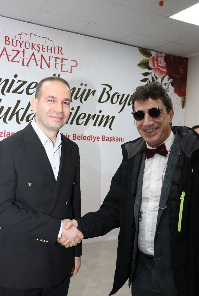 NİZİP’TE ZEYTİN FESTİVALİ’NDE GRUP AYNA RÜZGÂRI ESTİ! BİNLERCE KİŞİ TEK SES OLDU