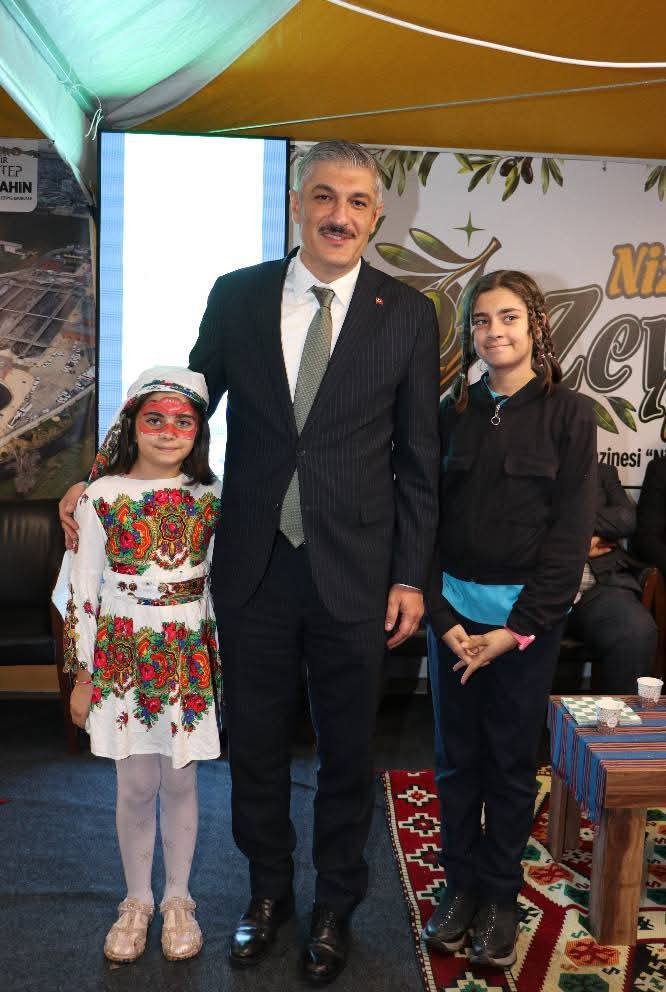 NİZİP’TE ZEYTİN FESTİVALİ’NDE GRUP AYNA RÜZGÂRI ESTİ! BİNLERCE KİŞİ TEK SES OLDU