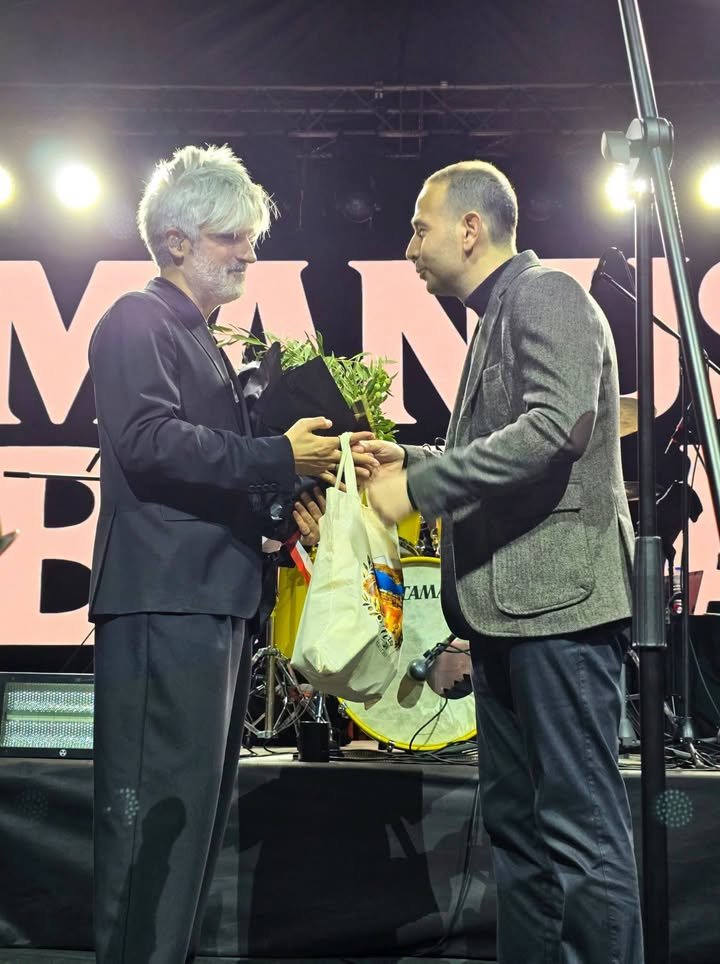 NİZİP ZEYTİN FESTİVALİ’NDE MANUŞ BABA RÜZGÂRI ESTİ! KONSER ALANINDA COŞKU DORUĞA ULAŞTI