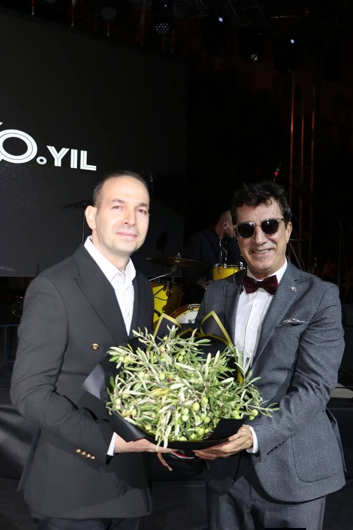 NİZİP’TE ZEYTİN FESTİVALİ’NDE GRUP AYNA RÜZGÂRI ESTİ! BİNLERCE KİŞİ TEK SES OLDU