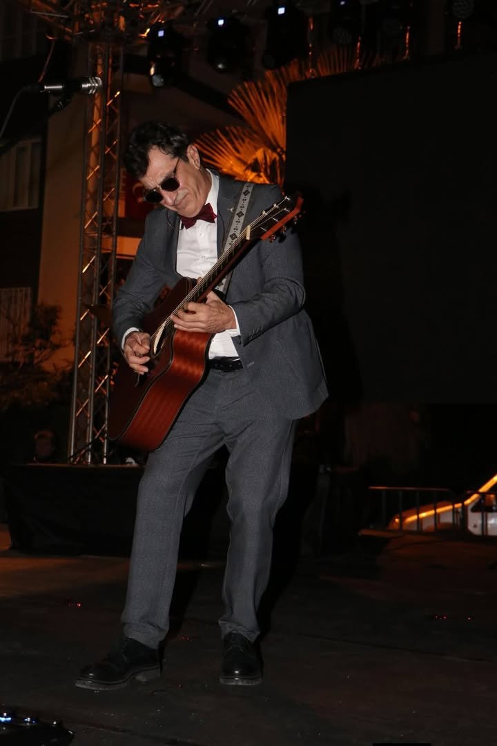 NİZİP’TE ZEYTİN FESTİVALİ’NDE GRUP AYNA RÜZGÂRI ESTİ! BİNLERCE KİŞİ TEK SES OLDU