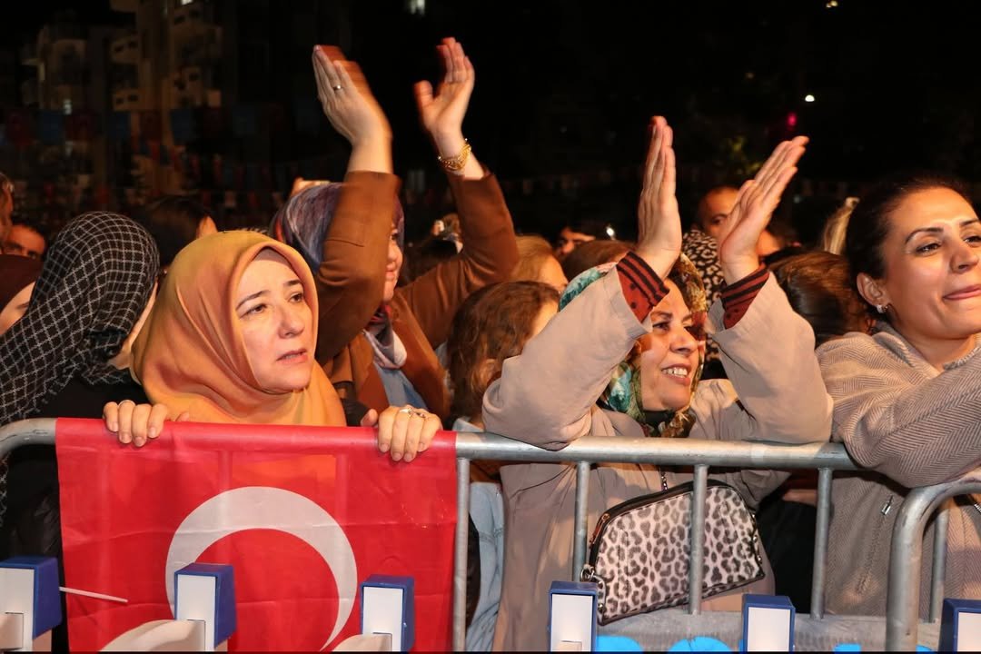 NİZİP’TE ZEYTİN FESTİVALİ’NDE GRUP AYNA RÜZGÂRI ESTİ! BİNLERCE KİŞİ TEK SES OLDU