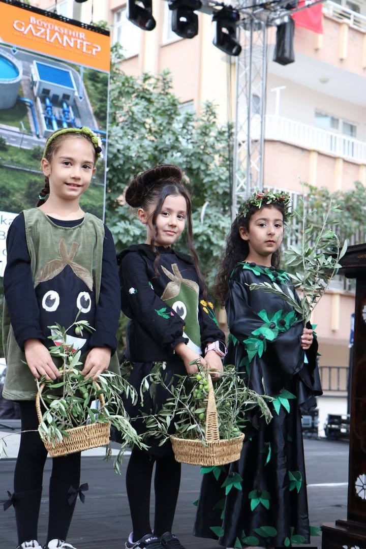 NİZİP ZEYTİN FESTİVALİ COŞKULU TÖRENLE AÇILDI: PROTOKOLDEN YOĞUN KATILIM!