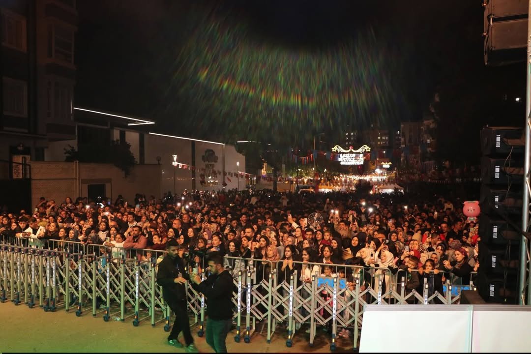 NİZİP’TE ZEYTİN FESTİVALİ’NDE GRUP AYNA RÜZGÂRI ESTİ! BİNLERCE KİŞİ TEK SES OLDU