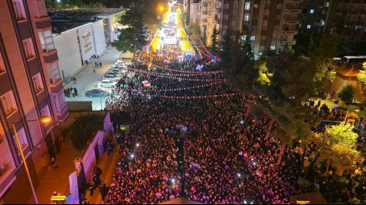 NİZİP ZEYTİN FESTİVALİ’NDE MANUŞ BABA RÜZGÂRI ESTİ! KONSER ALANINDA COŞKU DORUĞA ULAŞTI