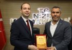 MUSTAFA ESMARAY’A, NİZİP’İN 100. YILINA ÖZEL PROJELERE KATKILARINDAN DOLAYI PLAKET TAKDİM EDİLDİ