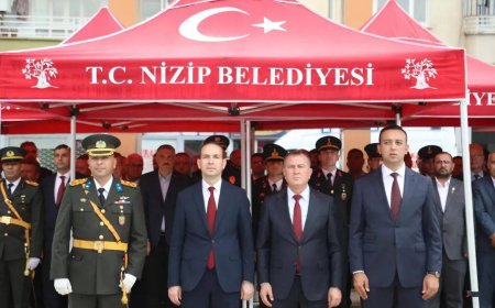 NİZİP’TE 29 EKİM CUMHURİYET BAYRAMI KUTLAMALARI ÇELENK TÖRENİYLE BAŞLADI