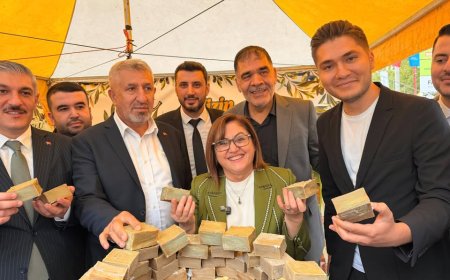 FATMA ŞAHİN VE MEHMET TAHMAZOĞLU’NDAN DOKTOROĞLU SABUN STANDINA ZİYARET