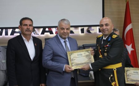 DR. BEKİR ŞEN’E, NİZİP’İN 100. YILINA KATKILARINDAN DOLAYI TEŞEKKÜR PLAKETİ