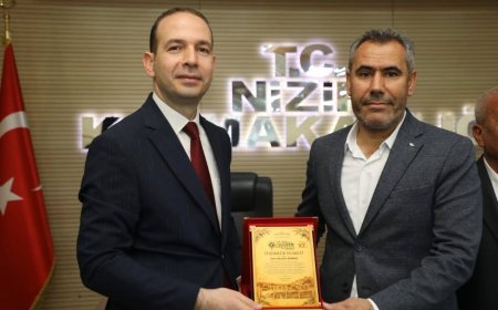 MUSTAFA ESMARAY’A, NİZİP’İN 100. YILINA ÖZEL PROJELERE KATKILARINDAN DOLAYI PLAKET TAKDİM EDİLDİ