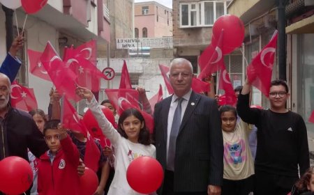 NİZİP’TE CUMHURİYET BAYRAMI SEVİNCİ ÇOCUKLARIN YÜZÜNÜ GÜLDÜRDÜ
