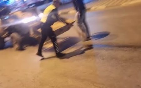 NİZİP’TE TRAFİK POLİSİNDEN ÖRNEK DAVRANIŞ: KAZA RİSKİNE KARŞI YOLA KUM DÖKTÜ