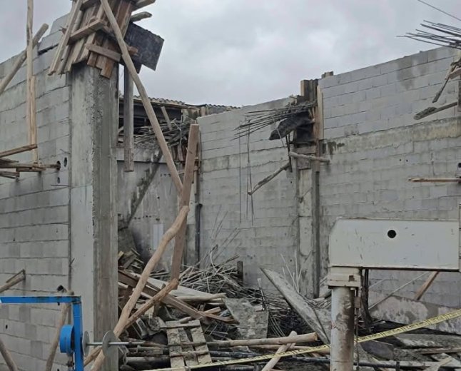 NİZİP SANAYİ SİTESİ’NDE İSKELE ÇÖKTÜ: 3 KİŞİ YARALANDI