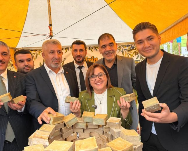 FATMA ŞAHİN VE MEHMET TAHMAZOĞLU’NDAN DOKTOROĞLU SABUN STANDINA ZİYARET