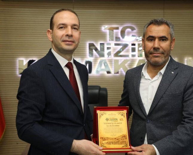MUSTAFA ESMARAY’A, NİZİP’İN 100. YILINA ÖZEL PROJELERE KATKILARINDAN DOLAYI PLAKET TAKDİM EDİLDİ