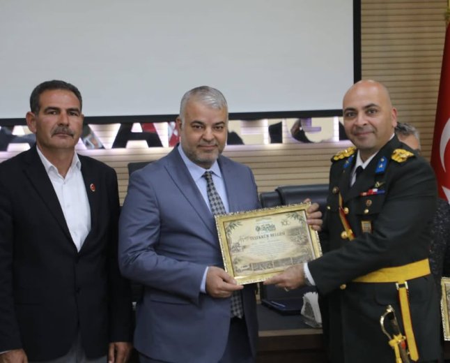 DR. BEKİR ŞEN’E, NİZİP’İN 100. YILINA KATKILARINDAN DOLAYI TEŞEKKÜR PLAKETİ