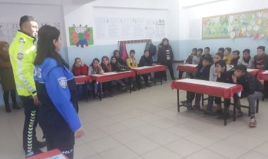POLİSLER ÖĞRENCİLERLE BİRLİKTE
