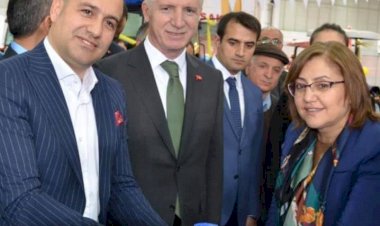 VALİ GÜL VE BAŞKAN ŞAHİN `DEN NEW HOLLAND TÜRKİYE BİRİNCİSİ BİLGİN TRAKTÖRE YOĞUN İLGİ