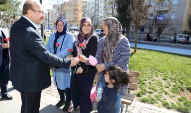 Nizip Belediye Başkanı Sarı, kadınlara çiçek dağıttı