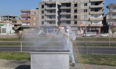 Nizip Belediyesi ekipleri tarafından çöp konteynerlerini dezenfekte ediyor