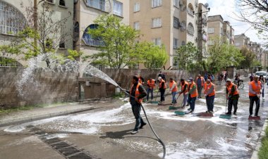 Nizip Belediyesi sokakları dezenfekte ediyor