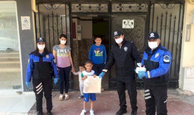 Polislerden 6 yaşındaki çocuğa doğum günü kutlaması