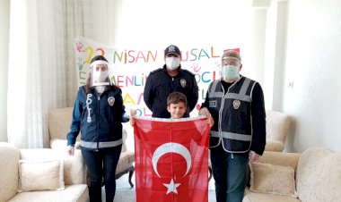 Eyup Eren Türk bayrağı istedi, polis evine getirdi