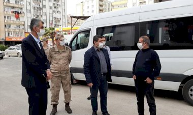 Protokol üyeleri maske dağıttı