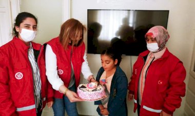 Vefa Sosyal Destek üyelerinden Küçük Adile’ye Doğum günü süprizi