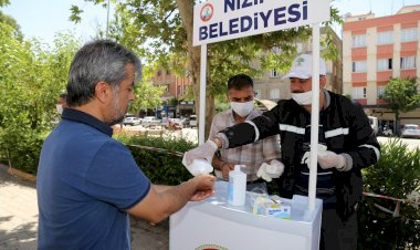 Belediye Başkanı Sarı, maske, sabun ve eldiven dağıttı