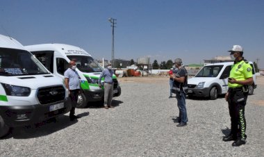  Nizip polisi sosyal mesafe ve maske takma uyarısında bulundu. 