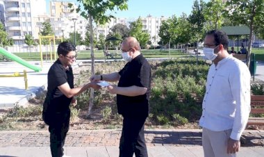 Belediye Başkanı Sarı, vatandaşlara maske dağıttı