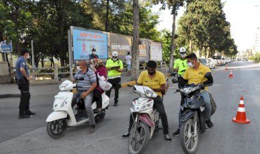POLİS MOTOSİKLETLERE HEM EVRAK HEMDE MASKE SORDU