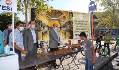 Belediye Başkanı Sarı, Ayasofya'nın ibadete açılması nedeniyle tatlı dağıttı