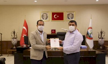 Hakan Avcı’ya Kaymakam Şahin ve Başkan Sarı’dan başarı belgesi