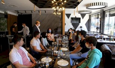 Başkan Sarı, başarılı öğrencilerle kahvaltıda bir araya geldi