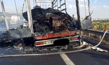 Ambalaj malzemesi taşıyan TIR alev aldı!
