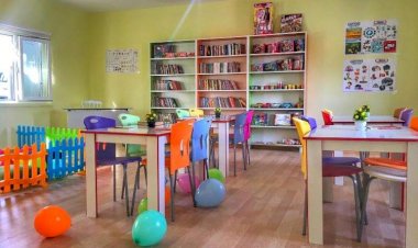 Öğretmenin azmi depoyu kütüphaneye çevirdi