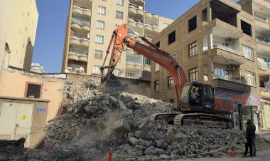 Nizip Sosyal Yardımlaşma Vakfı Eski Binası Yıkıyor