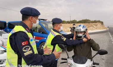 Jandarma "Bir şey olmaz deme, kaskını tak ölme" sloganıyla kask hediye etti.