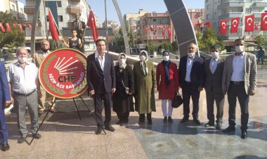 CHP, 29 Ekim Cumhuriyet Bayramı nedeniyle Atatürk Anıtı’na çelenk sundu