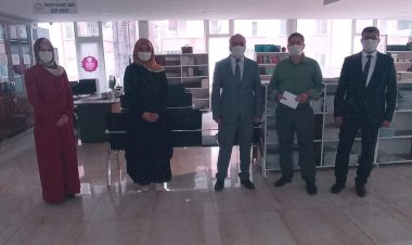 Kompozisyon yarışmasında dereceye giren din gönüllülerini ödül