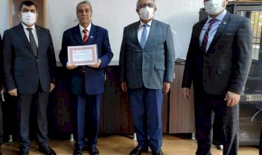 43 yıllık Eğitimci Talip Kılıç'a Şeref Belgesi