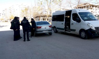 Hatalı dönüş yaptı polis aracıyla çarpıştı