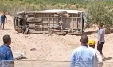 Karkamış'ta lastiği patlayan minibüs takla attı